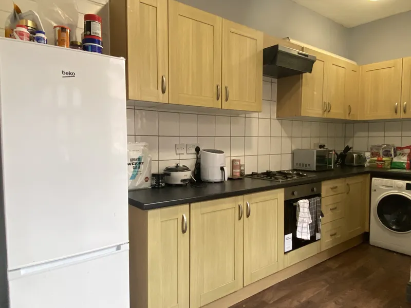 Spacious 6 Bedroom House // 2026/7 - Image 2