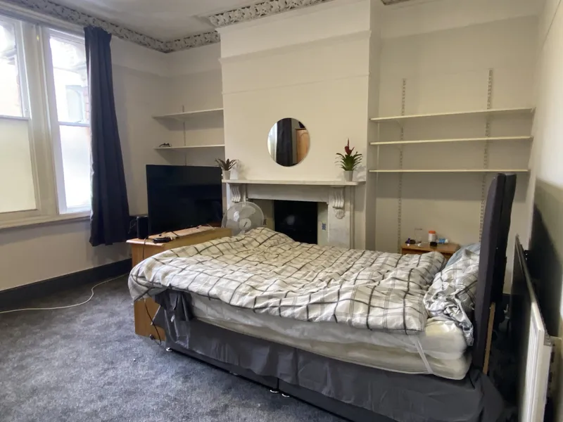 Spacious 6 Bedroom House // 2026/7 - Image 12