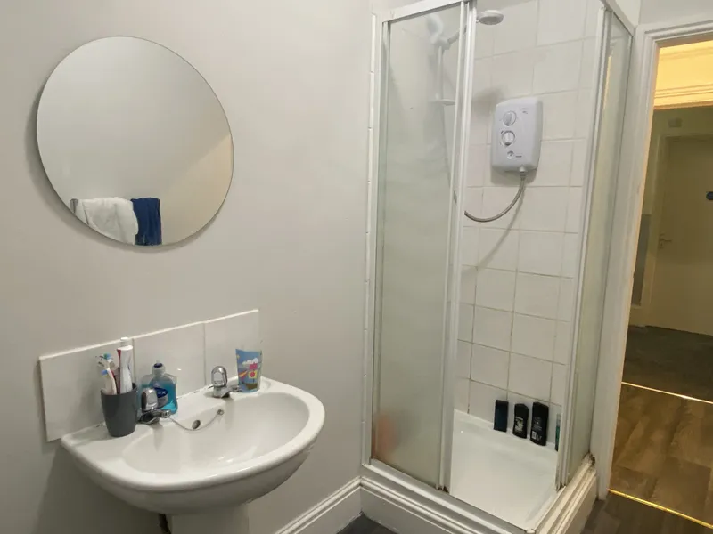 Spacious 6 Bedroom House // 2026/7 - Image 11