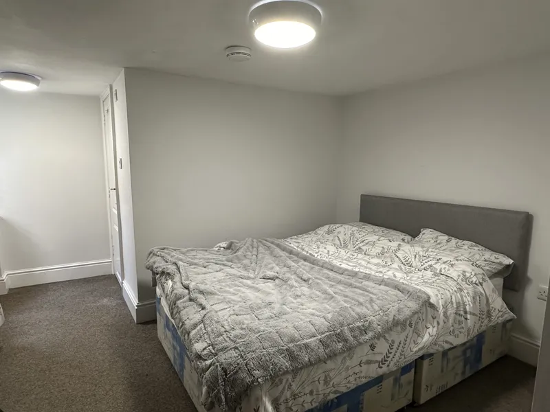 5 Bedroom 3 Bathroom House // 2026/7 - Image 8