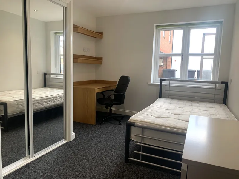 3 BED EN SUITE STUDENT FLAT  // 2026/7 - Image 3