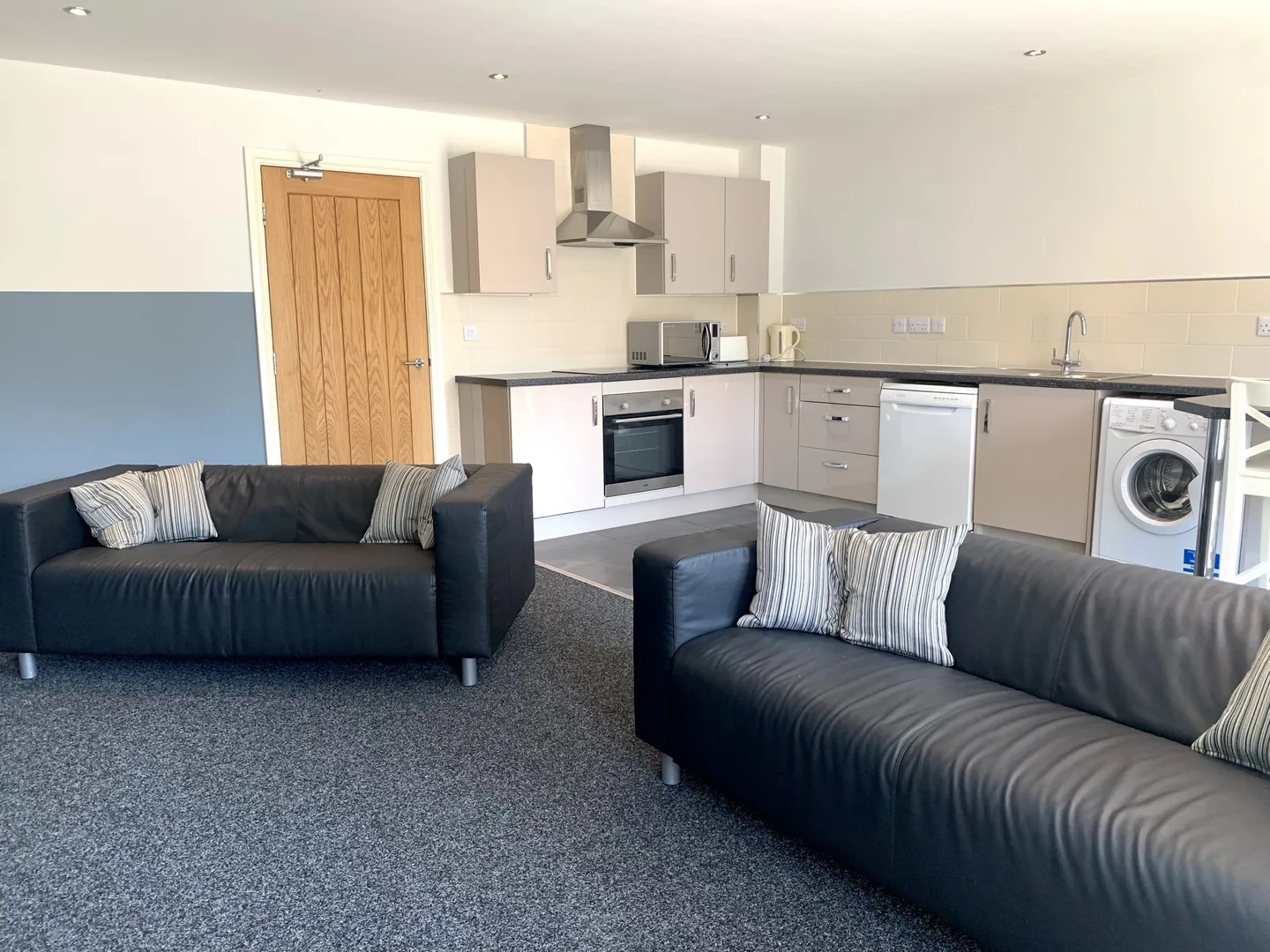 3 BED EN SUITE STUDENT FLAT  // 2026/7 - Image 1