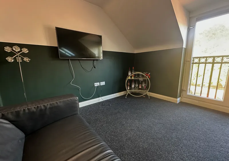 Modern 5 Bedroom Ensuite Apartment // 2026/7 - Image 2