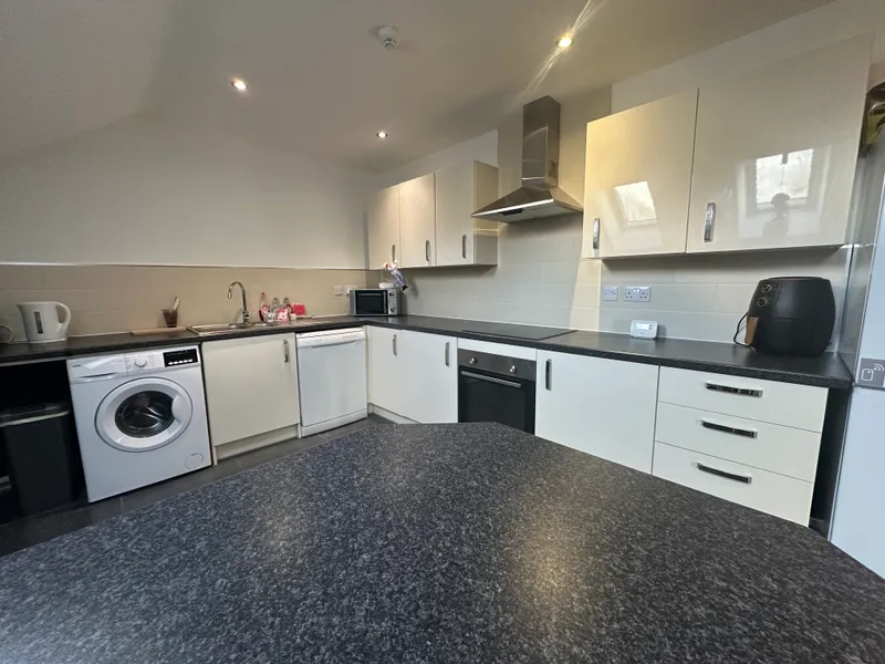 Modern 5 Bedroom Ensuite Apartment // 2026/7 - Image 4