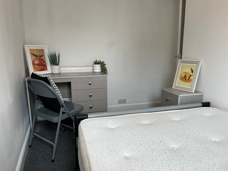 Gaunt St // 2 Bed // JULY 2026 - Image 11