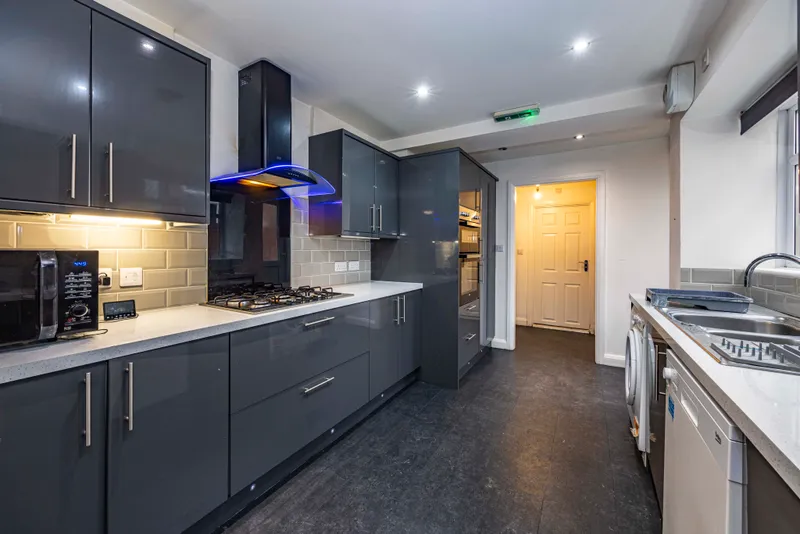 Student House // Rooms Available Now //  Bills Inc - Image 2