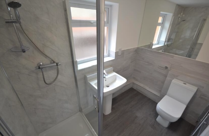 Student House // Rooms Available Now //  Bills Inc - Image 10