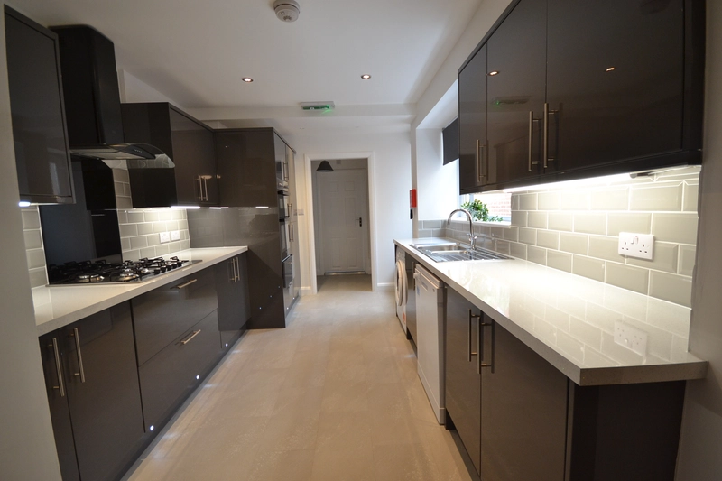 Cranmer Grove: 6 rooms NG3 4HE - Thumbnail 5