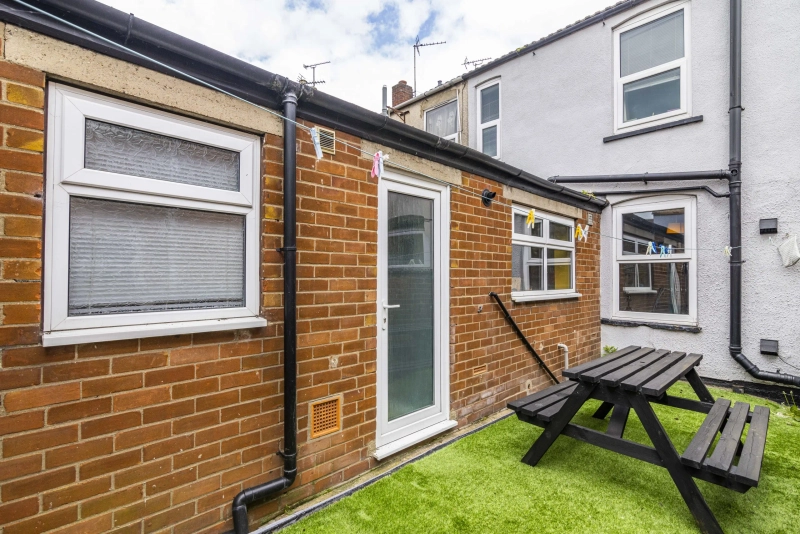 42 Kesteven Street - 4 bed - Thumbnail 1