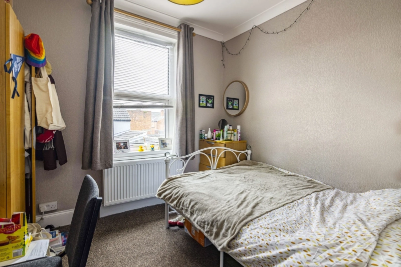 42 Kesteven Street - 4 bed - Thumbnail 3