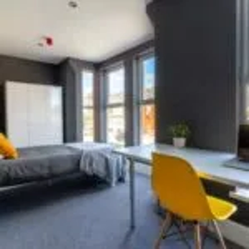 Modern 6-Bed Ensuite Student Property -All Bills Included! - Thumbnail 1