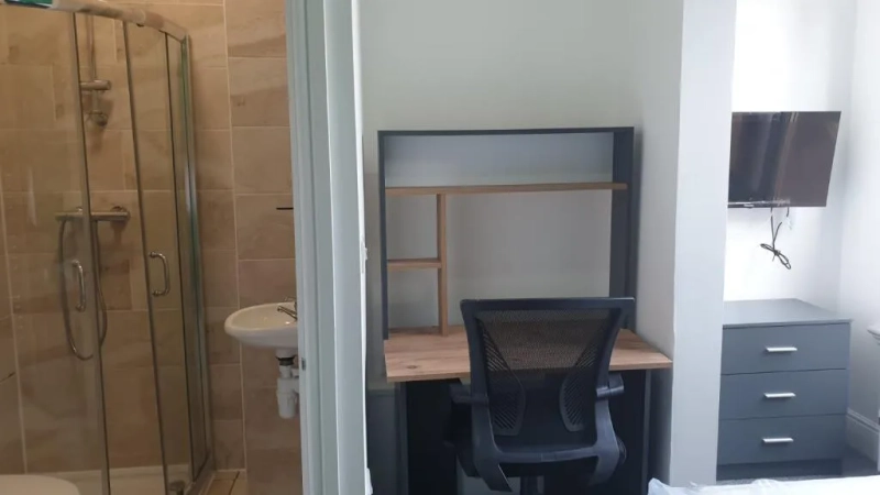 8 Albert Crescent–5-Bed5-Bath with All Bills Included - Thumbnail 8