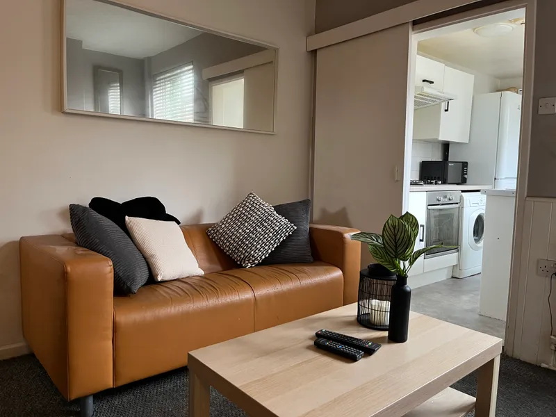 3-BED EN-SUITE STUDENT PROPERTY / AVAILABLE NOW - Image 3