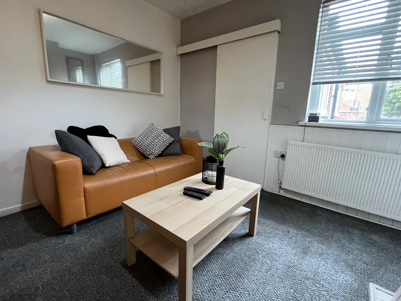 3-BED EN-SUITE STUDENT PROPERTY / AVAILABLE NOW - Image 4