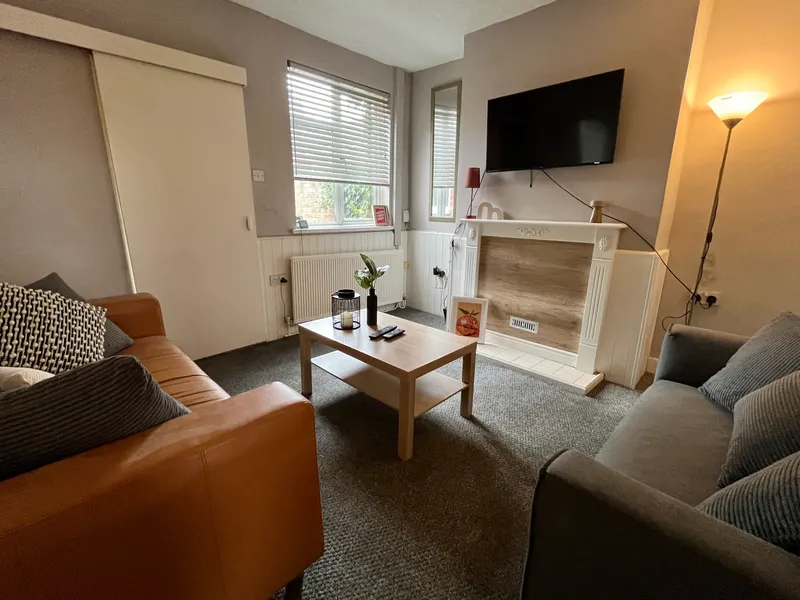 3-BED EN-SUITE STUDENT PROPERTY / AVAILABLE NOW - Image 5