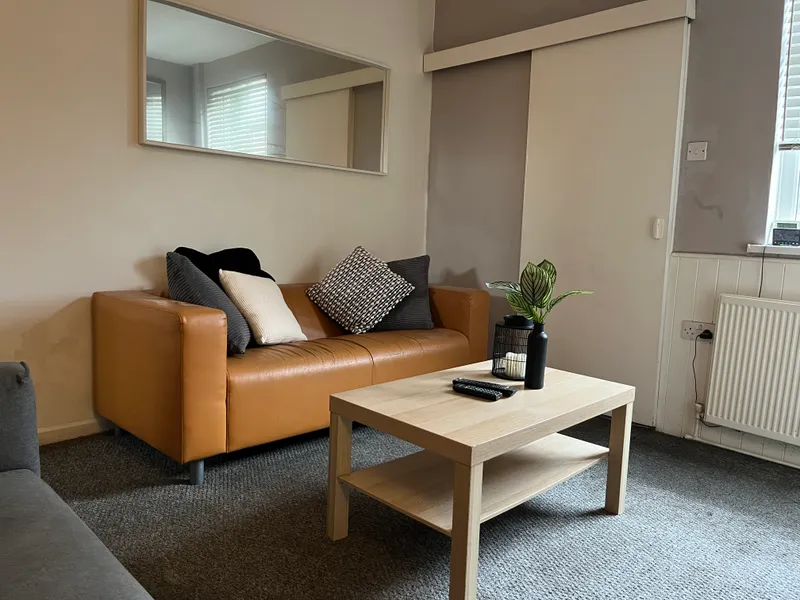 3-BED EN-SUITE STUDENT PROPERTY / AVAILABLE NOW - Image 6