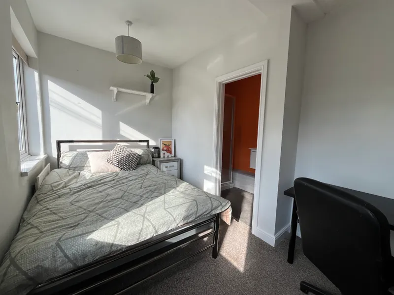 3-BED EN-SUITE STUDENT PROPERTY / AVAILABLE NOW - Thumbnail 22