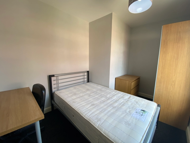 5 Bedroom Student House - Bills Included - Thumbnail 8