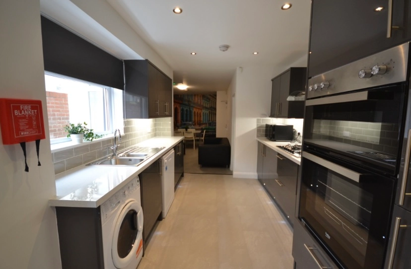 Cranmer Grove - 6 Rooms in modern property NG3 4HE - Image 1