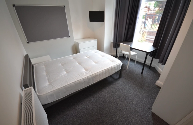 Cranmer Grove - 6 Rooms in modern property  NG3 4HE - Thumbnail 10