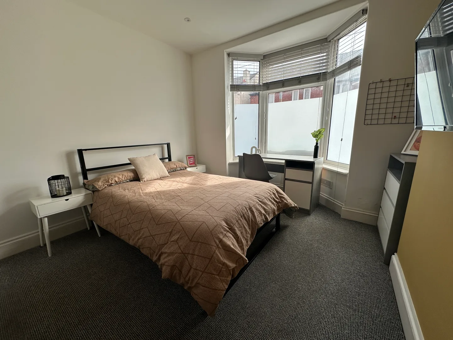 Spare Rooms - 4 Bed *PRICE REDUCTION!!!* -AVAILABLE NOW! - Image 4