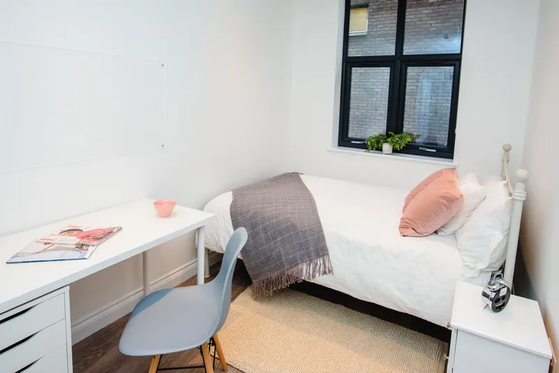 Flat B, 25 Lister Gate - Luxury 3 Bed City Centre Apartment - Thumbnail 9