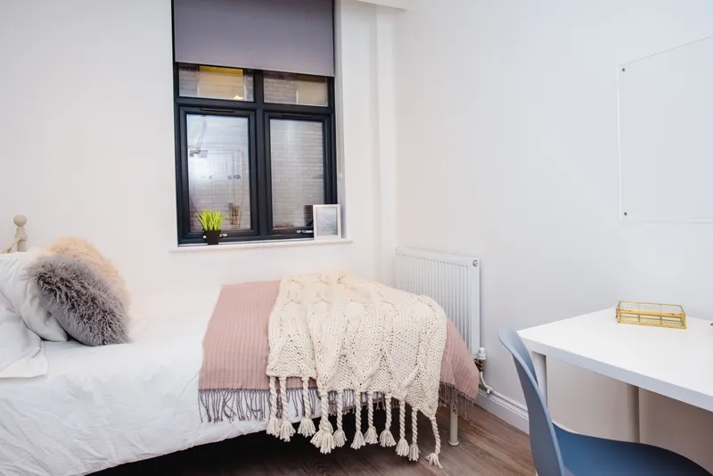 Flat B, 25 Lister Gate - Luxury 3 Bed City Centre Apartment - Thumbnail 5