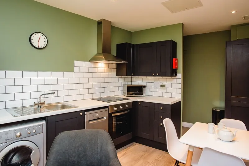 Flat B, 25 Lister Gate - Luxury 3 Bed City Centre Apartment - Thumbnail 2