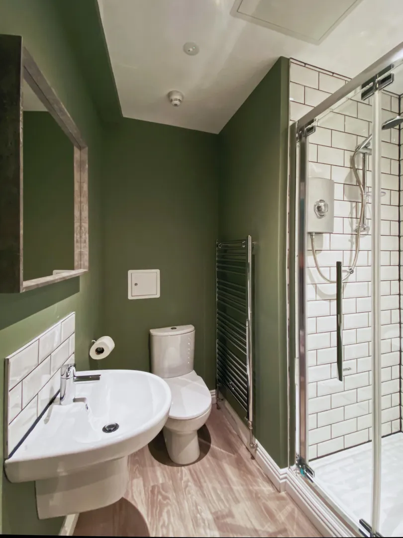 Flat B, 25 Lister Gate - Luxury 3 Bed City Centre Apartment - Image 4