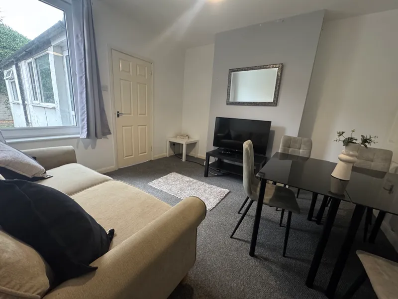 Spacious 3 Bed House // AUG 2026 - Thumbnail 11
