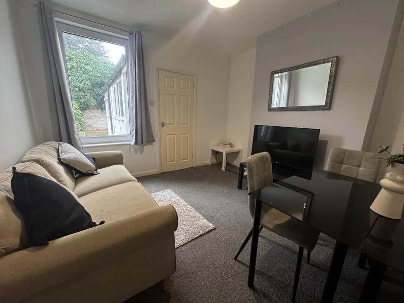 Spacious 3 Bed House // AUG 2026 - Thumbnail 12