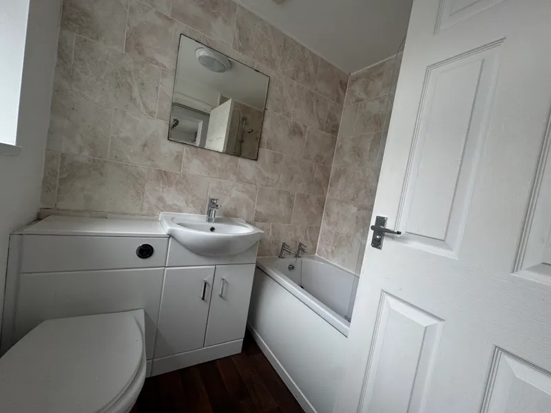Spacious 3 Bed House // AUG 2026 - Thumbnail 9