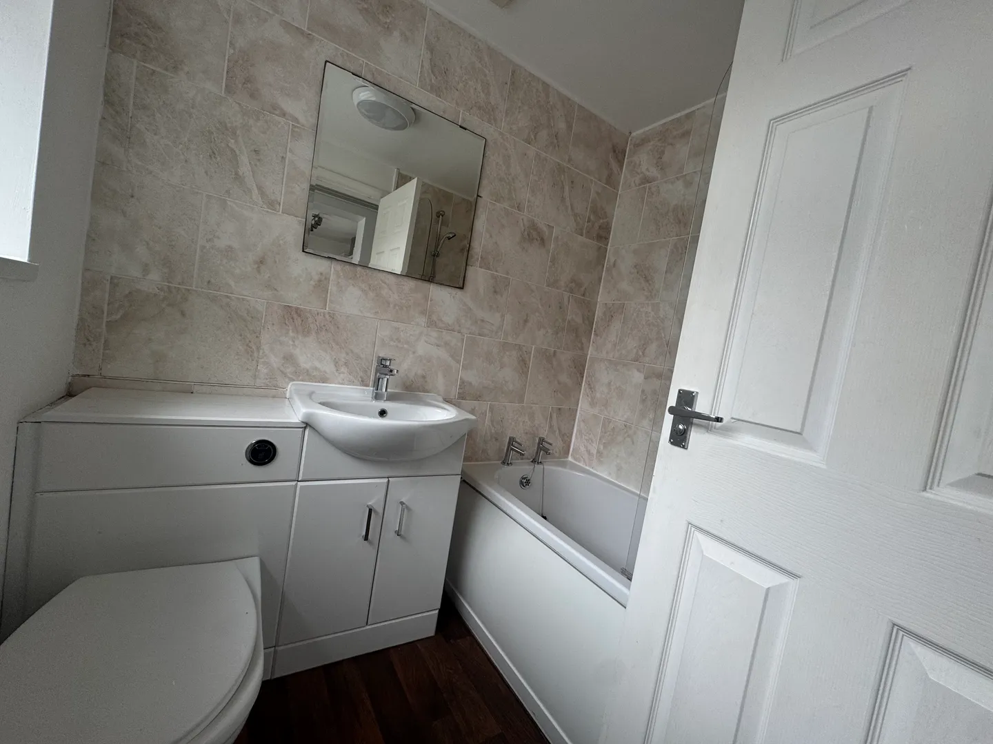 Spacious 3 Bed House // AUG 2026 - Image 9