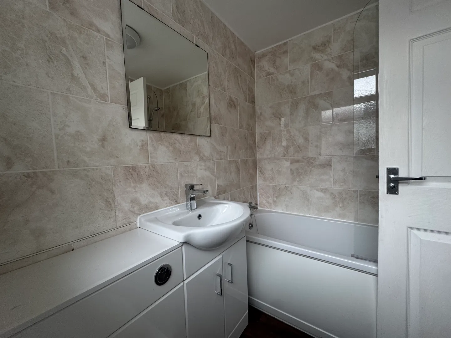 Spacious 3 Bed House // AUG 2026 - Image 10
