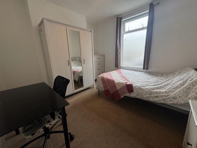 Spacious 3 Bed House // AUG 2026 - Thumbnail 8
