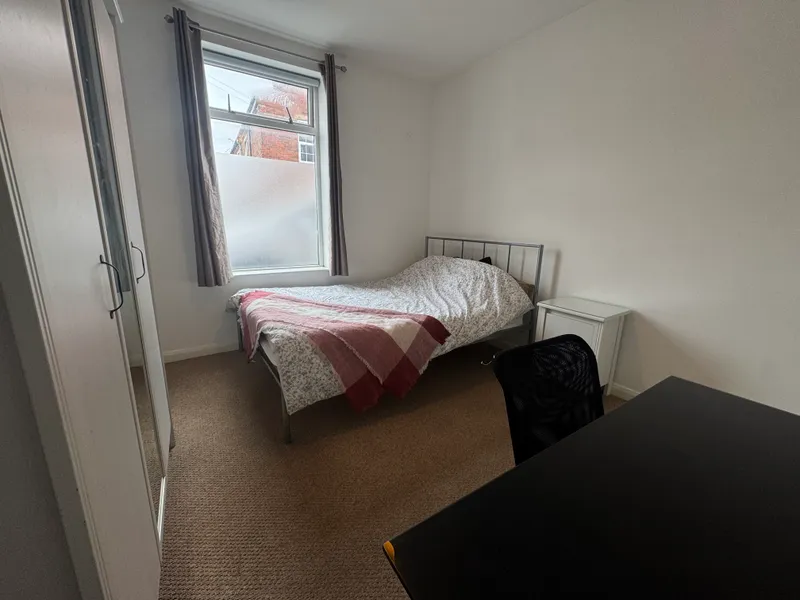Spacious 3 Bed House // AUG 2026 - Thumbnail 5