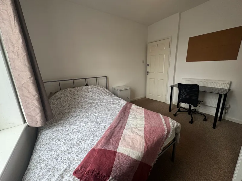 Spacious 3 Bed House // AUG 2026 - Thumbnail 4