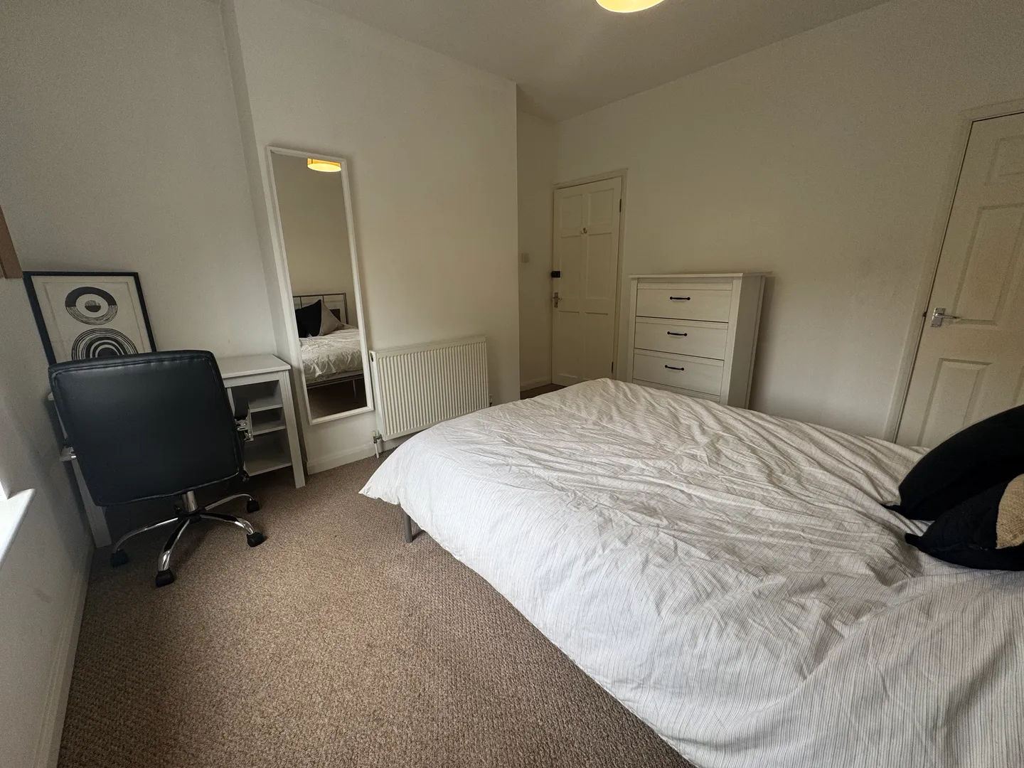 Spacious 3 Bed House // AUG 2026 - Image 20