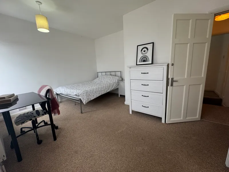 Spacious 3 Bed House // AUG 2026 - Thumbnail 15