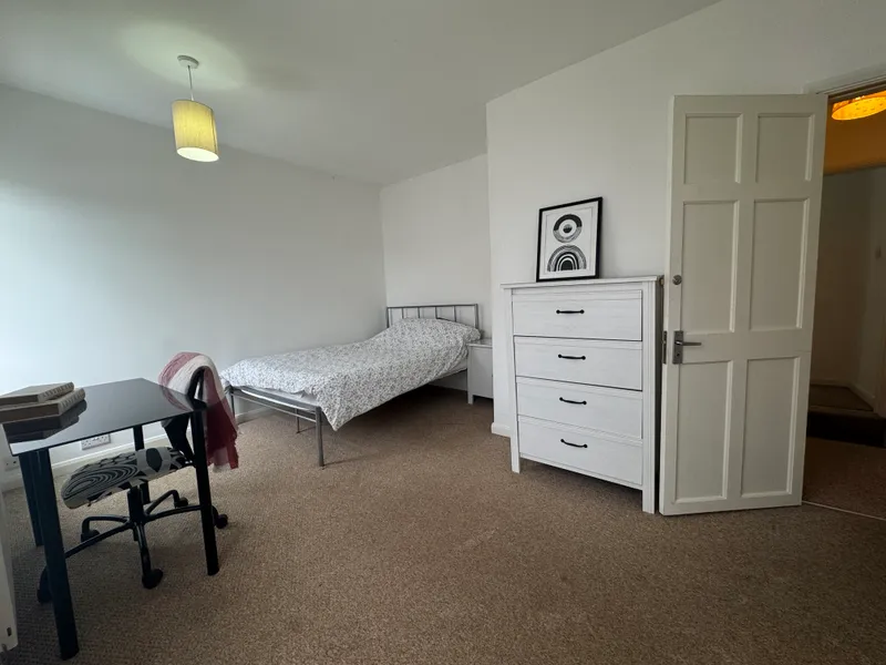 Spacious 3 Bed House // AUG 2026 - Thumbnail 14