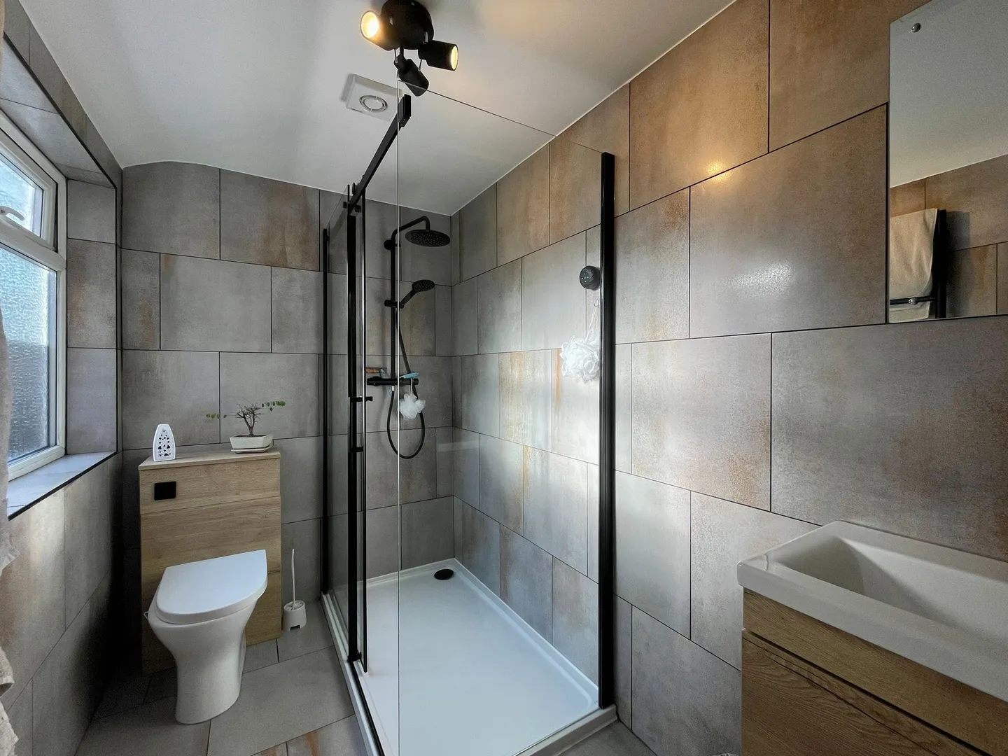 Modern 2 Bed Terraced House // Aug 2026 - Image 11