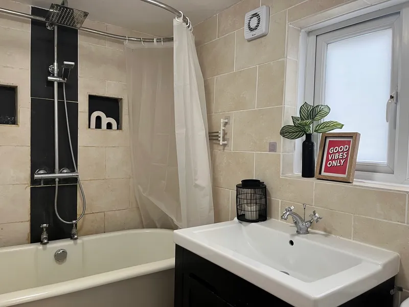St Andrews St // 3 Bed +Study // SEPT 2026 - Image 9