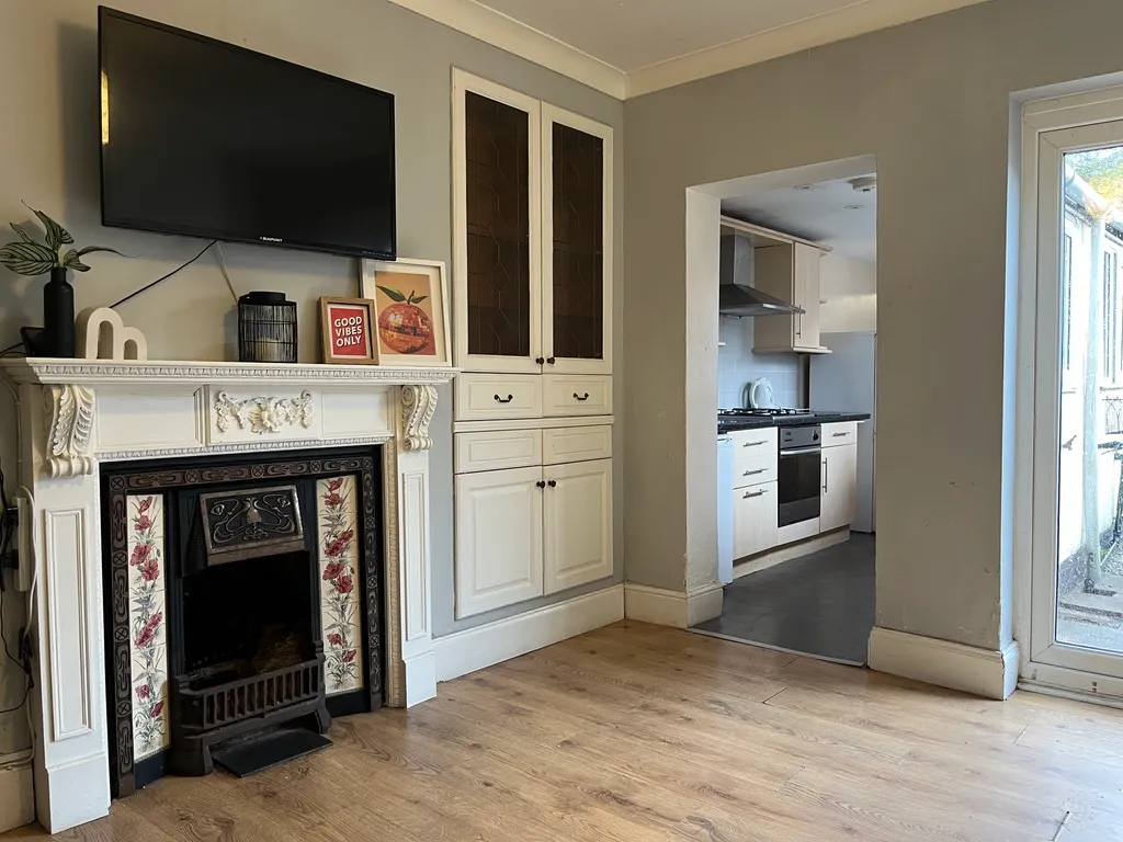St Andrews St // 3 Bed +Study // SEPT 2026 - Image 1
