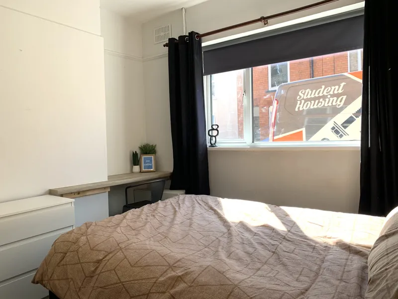 Chic 3 Bed House // AUG 2026 - Image 10