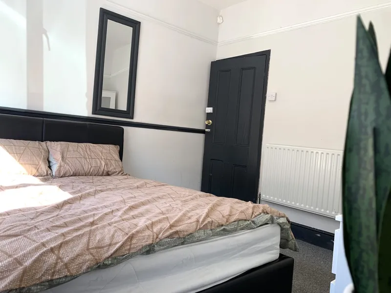 Chic 3 Bed House // AUG 2026 - Image 11
