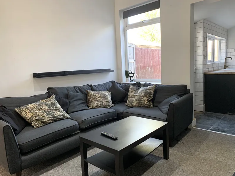 Chic 3 Bed House // AUG 2026 - Image 12