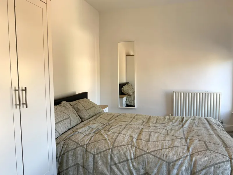 Chic 3 Bed House // AUG 2026 - Image 8