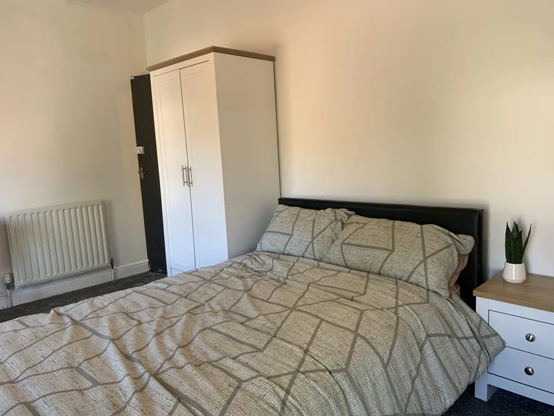 Chic 3 Bed House // AUG 2026 - Image 5