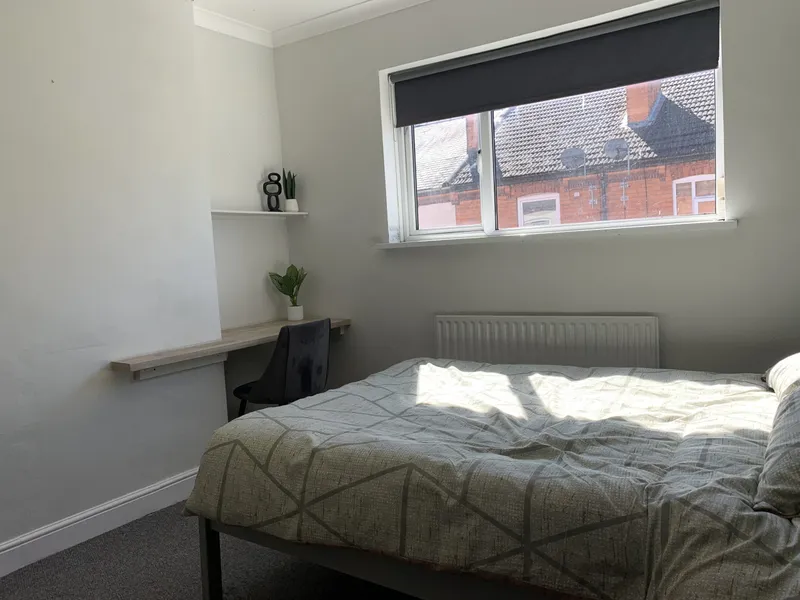 Chic 3 Bed House // AUG 2026 - Image 7