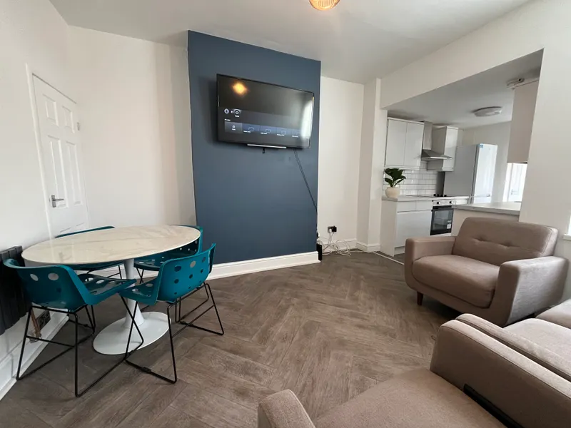 Cozy 4 Bed Terraced House // JUL 2026 - Image 10